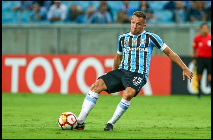 Le PSG pourrait être contraint de vendre Neymar alors que Barcelone regarde les alternatives d'Arthur 1 Le PSG pourrait être contraint de vendre Neymar alors que Barcelone regarde les alternatives d'Arthur 1