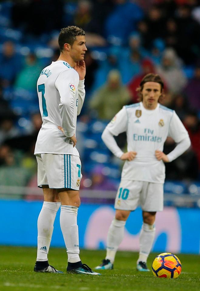 La star de LIVERPOOL a été choisie parmi les trois finalistes aux côtés de Ronaldo et Modric pour le titre de Joueur de l'année de Uefa Men. 1 La star de LIVERPOOL a été choisie parmi les trois finalistes aux côtés de Ronaldo et Modric pour le titre de Joueur de l'année de Uefa Men. 1