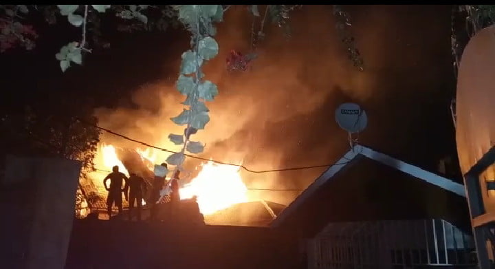 Goma : le quartier Himbi vivement éclairé par un incendie emportant plusieurs maisons 1 Goma : le quartier Himbi vivement éclairé par un incendie emportant plusieurs maisons 1